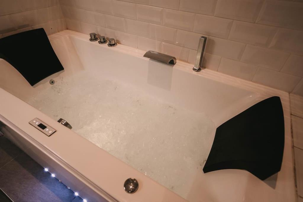 Ultimate Comfort ! Jacuzzi & Sauna. Besancon Luaran gambar